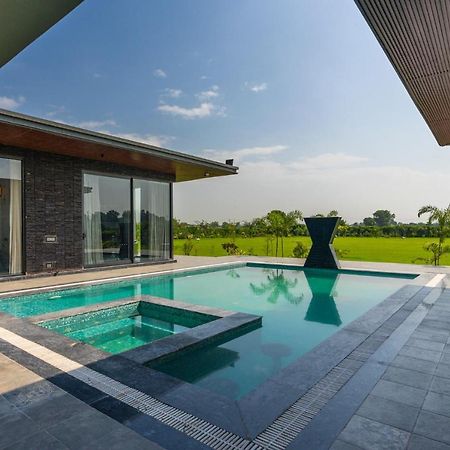 Stayvista'S Anantam - Luxury 4Br Villa With Huge Swimming Pool In Delhi Neu-Delhi Exterior foto