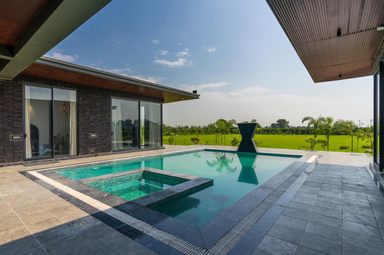 Stayvista'S Anantam - Luxury 4Br Villa With Huge Swimming Pool In Delhi Neu-Delhi Exterior foto