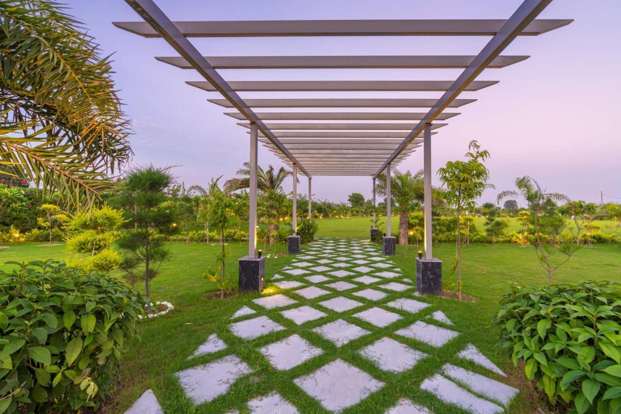 Stayvista'S Anantam - Luxury 4Br Villa With Huge Swimming Pool In Delhi Neu-Delhi Exterior foto